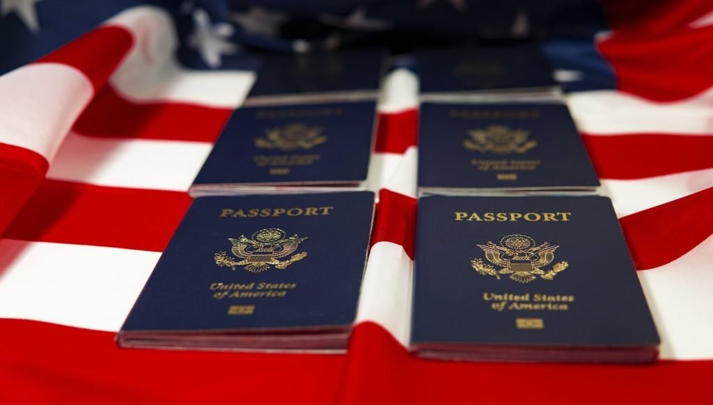 Pasaporte y bandera de Estados Unidos